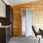 Moekki Ulkoporealtaalla Apartmán Uurainen